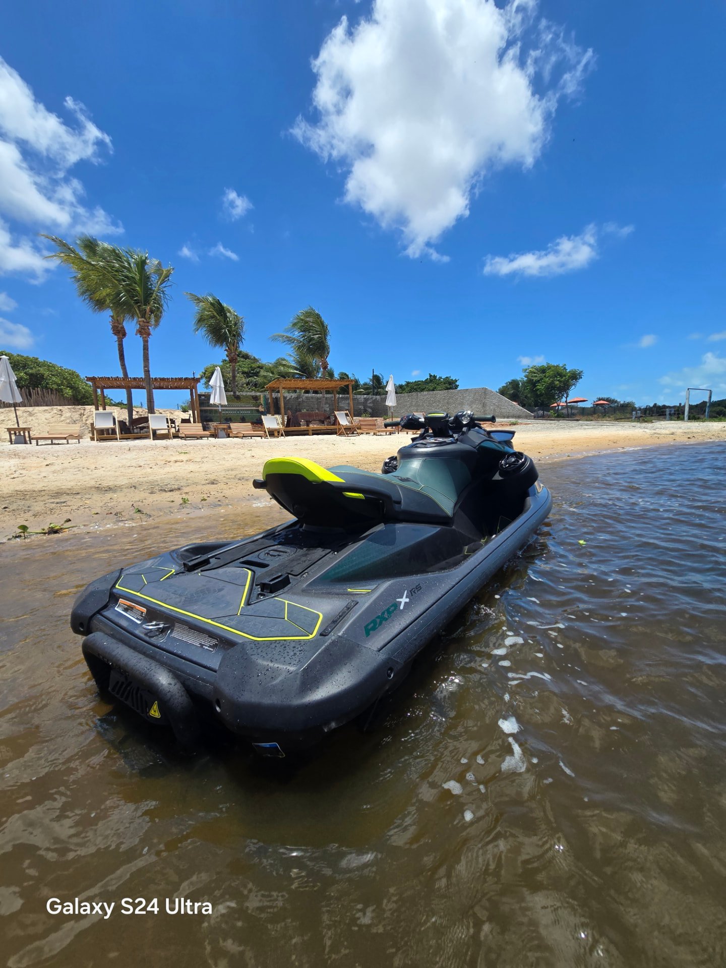 Jet ski da Navega Fortaleza à beira da praia